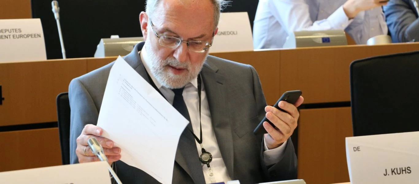 Ευρωβουλευτής J.Kuhs για εμβόλια: «Επιτέλους σταματήστε αυτό το ανθρώπινο πείραμα»!